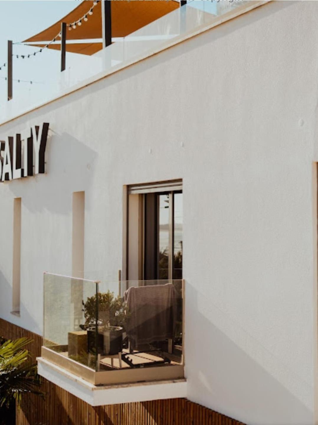 The Salty Pelican Yoga & Surf Retreat بينيش الغرفة الصورة
